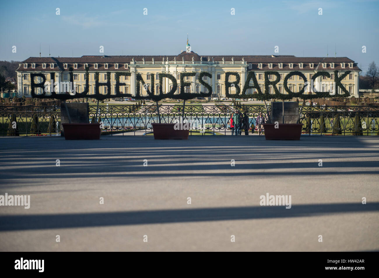 Stuttgart, Allemagne. Mar 16, 2017. Un signe composé de hêtres dans un cadre baroque de floraison, vu en face de l'Ludwigsbourg à Stuttgart, Allemagne, 16 mars 2017. Photo : Lino Mirgeler/dpa/Alamy Live News Banque D'Images