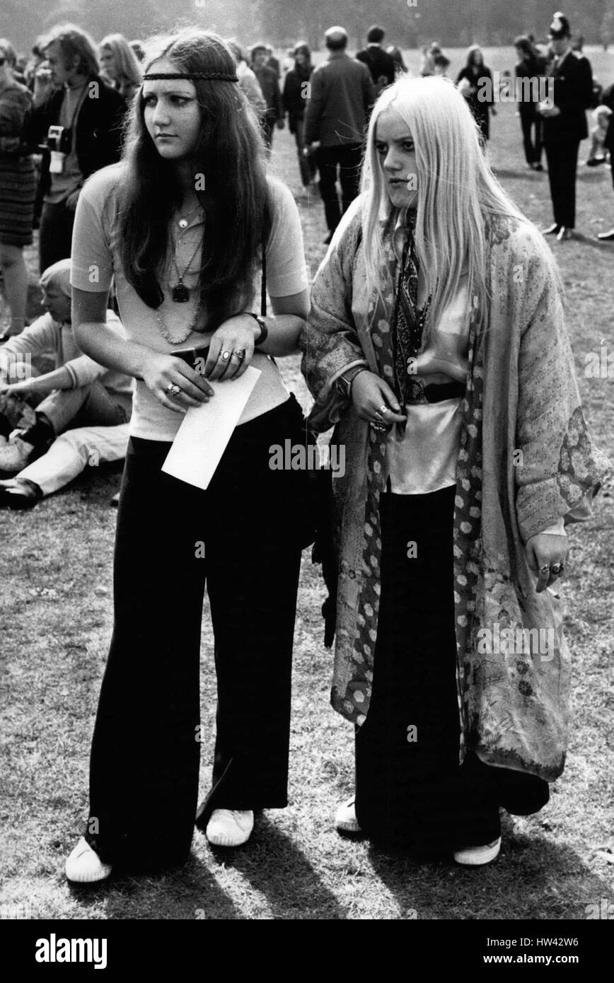 Septembre 20, 1969 - 20 septembre 1969 Pop fans assister à un concert en plein air à Hyde Park Ã¢â€" Des milliers de pop fans réunis dans Hyde Park, cet après-midi pour écouter un concert de musique pop, la dernière de cette yearÃ¢â€ concerts en plein air. Photo montre : Deux pop fans vêtus de leurs costumes weirdy quand ils ont assisté à la concert pop cet après-midi. (Crédit Image : © Keystone Press Agency/Keystone USA par ZUMAPRESS.com) Banque D'Images