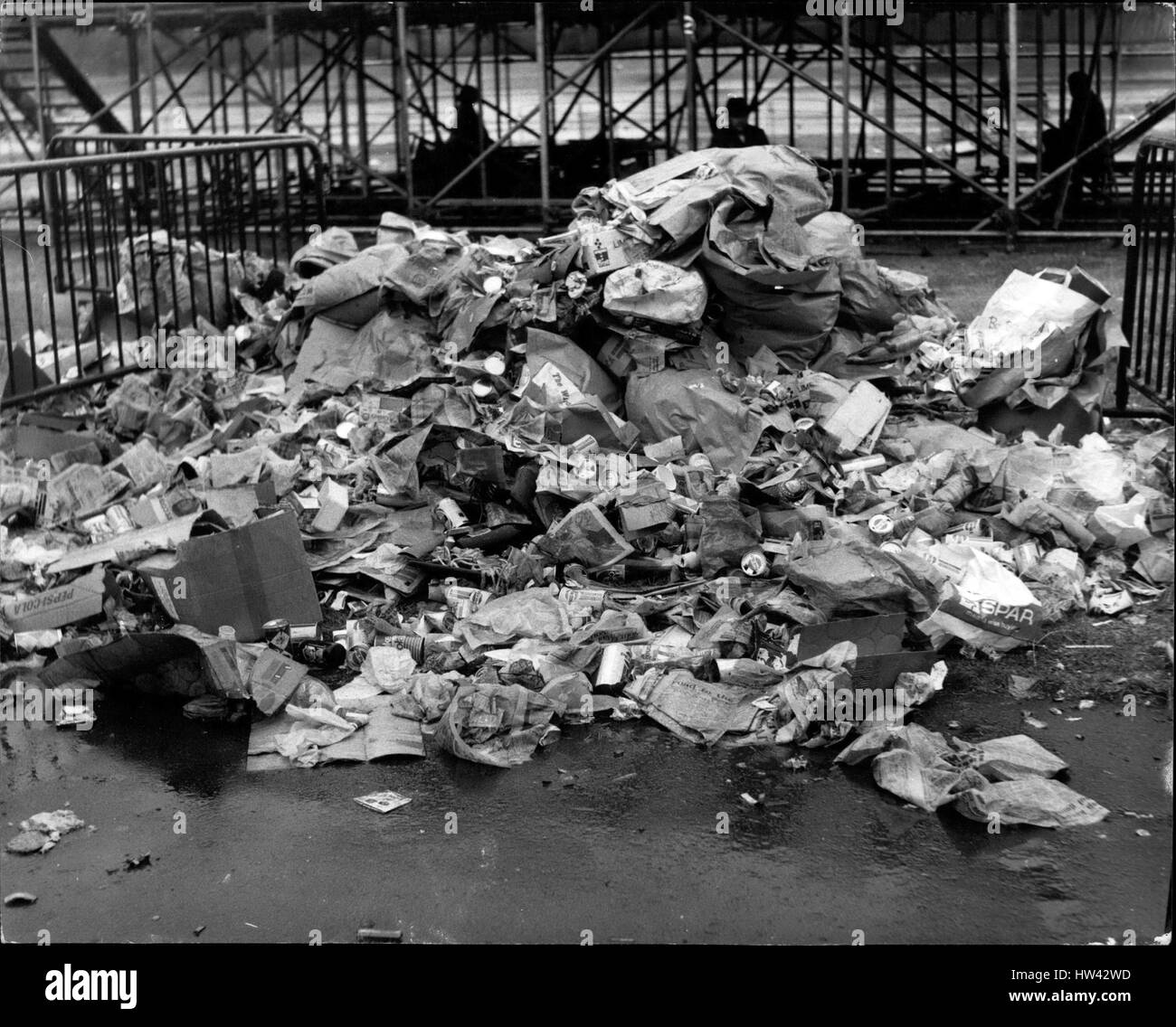 Juillet 06, 1969 - Une partie des déchets qui a dû être effacée après le concert pop de l'Hyde Park hier : photo montre l'une des nombreuses piles de déchets qui devaient être effacés forme Hyde Park ce matin, après l'Apex air concert gratuit des Rolling Stones à jamais par 200 000 personnes hier. (Crédit Image : © Keystone Press Agency/Keystone USA par ZUMAPRESS.com) Banque D'Images