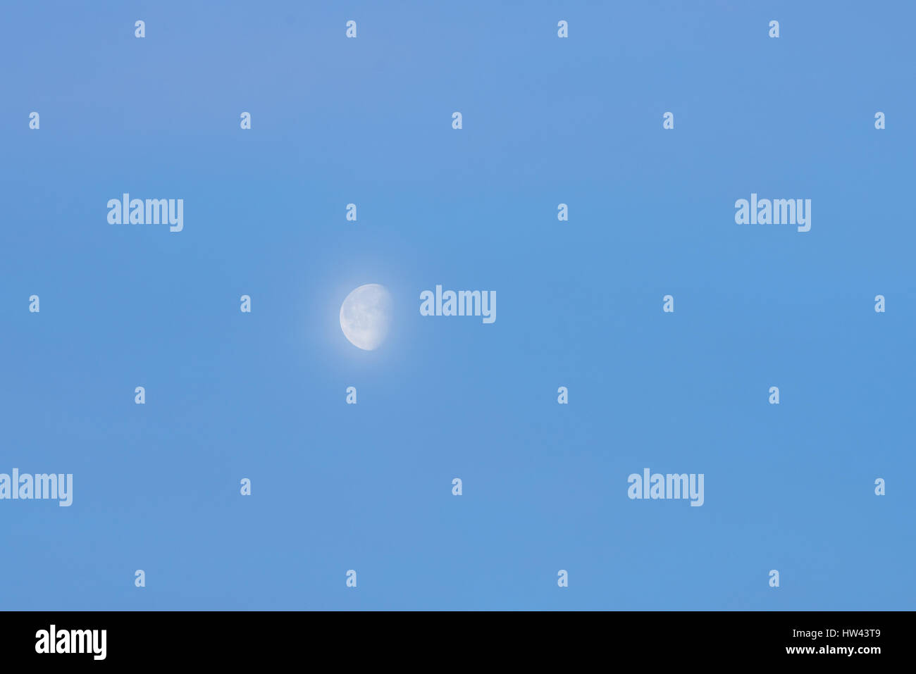 Château de Sandsfoot, Weymouth, Dorset, UK. 17 mars 2017. Misty une lune haute dans le ciel. © Dan Tucker/Alamy Live News Banque D'Images