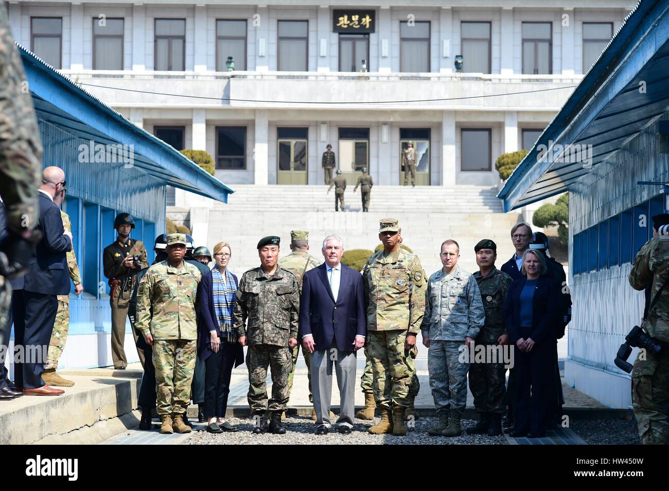 Séoul, Corée du Sud. 17 mars 2017. La secrétaire d'État des États-Unis, Rex Tillerson, centre, et le général Vincent Brooks, commandant des forces américaines en Corée, posent pour une photo de groupe au cours d'une visite de la zone commune de sécurité à la zone démilitarisée le 17 mars 2017 à Panmunjom, la Corée du Sud. Tillerson est sur son premier voyage en Asie en tant que secrétaire d'État. Credit : Planetpix/Alamy Live News Banque D'Images