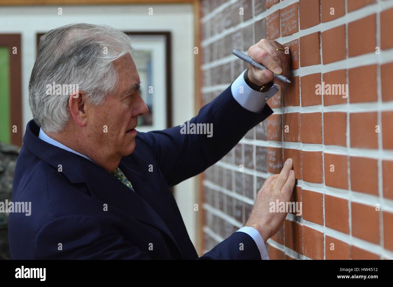 Séoul, Corée du Sud. 17 mars 2017. La secrétaire d'État des États-Unis, Rex Tillerson signe un mur dans la salle à manger du Camp Bonifas sur avant de déjeuner avec les troupes de Corée et le long de la zone démilitarisée de Corée, le 17 mars 2017 à Panmunjom, la Corée du Sud. Tillerson est sur son premier voyage en Asie en tant que secrétaire d'État. Credit : Planetpix/Alamy Live News Banque D'Images