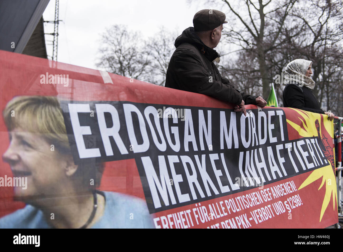 Berlin Berlin Allemagne Mar 17 2017 A La Suite D Une Piste A La Cour De District Landgericht De Berlin Les Manifestants Se Rassemblent Pour Protester Contre L Interdiction Du Pkk Au Cours De