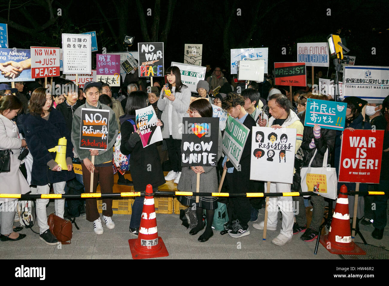 Tokyo, Japon. Mar 17, 2017. Jeunes manifestants participent à une manifestation contre le Premier ministre Shinzo Abe en politiques de l'avant du bâtiment de la Diète le 17 mars 2017, Tokyo, Japon. Anciens membres de SEALDs (étudiants l'action d'urgence pour la démocratie libérale) a créé un nouveau groupe appelé ''Mirai no tame Kokyo (public) pour l'avenir'' de continuer à protester contre le Premier ministre Shinzo Abe's administration controversée des politiques. Credit : AFLO Co.,Ltd Crédit : AFLO Co.,Ltd/Alamy Live News Banque D'Images