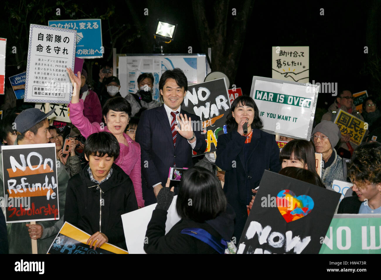 Tokyo, Japon. Mar 17, 2017. Les politiciens japonais Mizuho Fukushima (L) et Hiroyuki Konishi (C) participer à une manifestation contre le Premier ministre Shinzo Abe en politiques de l'avant du bâtiment de la Diète le 17 mars 2017, Tokyo, Japon. Anciens membres de SEALDs (étudiants l'action d'urgence pour la démocratie libérale) a créé un nouveau groupe appelé ''Mirai no tame Kokyo (public) pour l'avenir'' de continuer à protester contre le Premier ministre Shinzo Abe's administration controversée des politiques. Credit : AFLO Co.,Ltd/Alamy Live News Banque D'Images