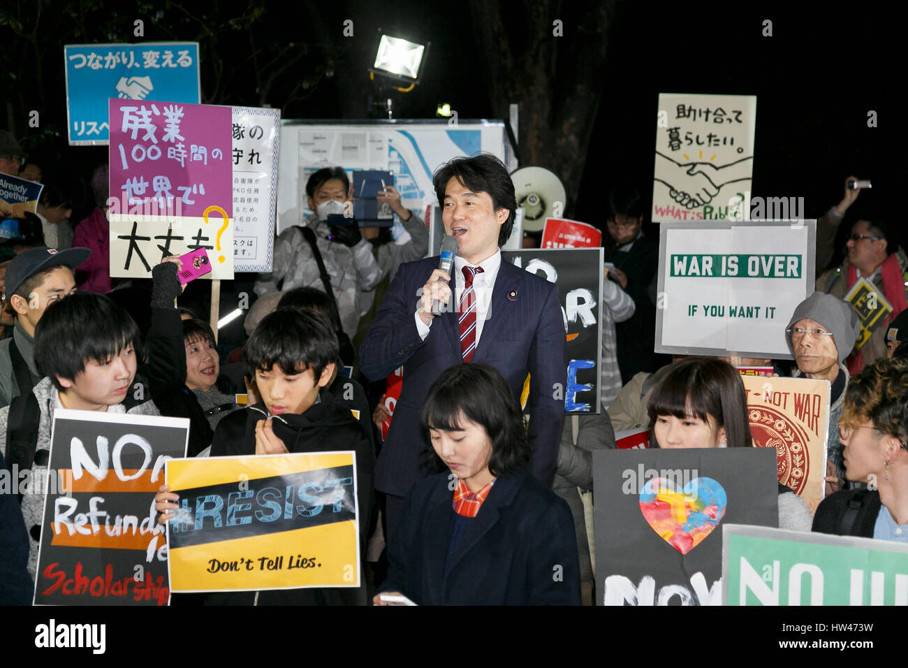 Tokyo, Japon. Mar 17, 2017. Homme politique japonais Hiroyuki Konishi (C) fait un discours lors d'une manifestation contre le Premier ministre Shinzo Abe en politiques de l'avant du bâtiment de la Diète le 17 mars 2017, Tokyo, Japon. Anciens membres de SEALDs (étudiants l'action d'urgence pour la démocratie libérale) a créé un nouveau groupe appelé ''Mirai no tame Kokyo (public) pour l'avenir'' de continuer à protester contre le Premier ministre Shinzo Abe's administration controversée des politiques. Credit : AFLO Co.,Ltd/Alamy Live News Banque D'Images