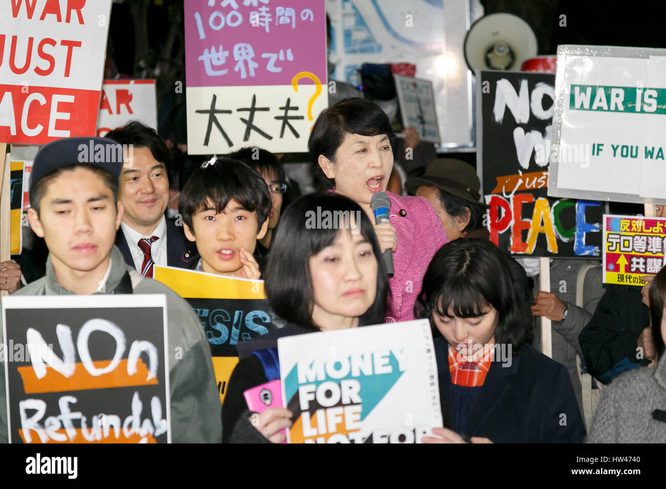 Tokyo, Japon. Mar 17, 2017. Homme politique japonais Mizuho Fukushima (C) fait un discours lors d'une manifestation contre le Premier ministre Shinzo Abe en politiques de l'avant du bâtiment de la Diète le 17 mars 2017, Tokyo, Japon. Anciens membres de SEALDs (étudiants l'action d'urgence pour la démocratie libérale) a créé un nouveau groupe appelé ''Mirai no tame Kokyo (public) pour l'avenir'' de continuer à protester contre le Premier ministre Shinzo Abe's administration controversée des politiques. Credit : AFLO Co.,Ltd/Alamy Live News Banque D'Images