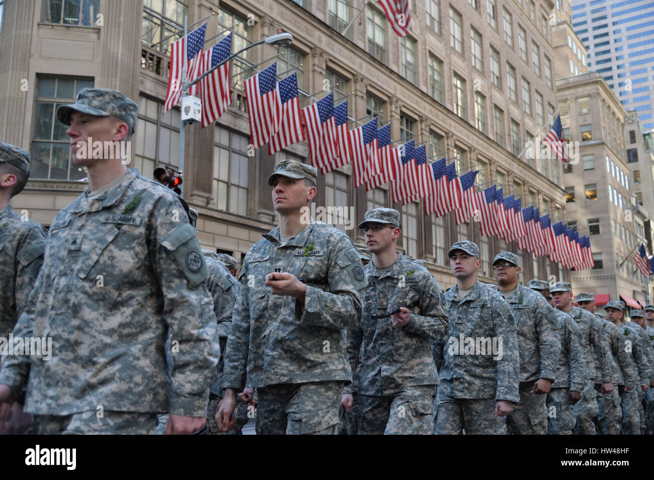 New York, USA. Mar 17, 2017. Des soldats dans l'armée américaine en mars 2017 au cours de la Cinquième Avenue St Patrick Day Parade le 17 mars 2017 à New York. Crédit : Erik Pendzich/Alamy Live News Banque D'Images