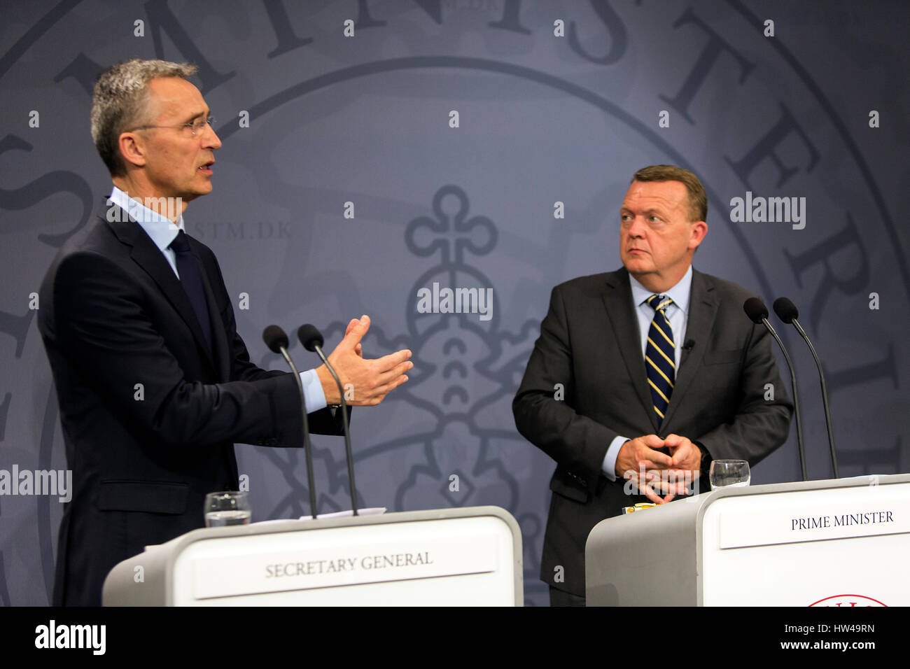 Le Secrétaire général de l'OTAN, Jens Stoltenberg (L) prend la parole à une conférence de presse avec le Premier ministre danois Lars Lokke Rasmussen lors de la visite de Stoltenberg Copenhague au Danemark le vendredi 17, 2017 magasins. Banque D'Images