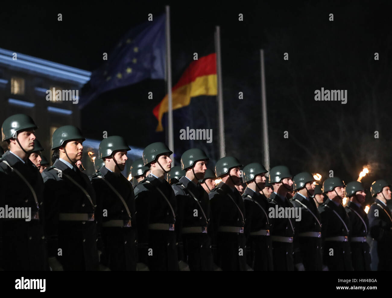 Berlin, Allemagne. Mar 17, 2017. La garde d'honneur assister à la grande cérémonie en l'honneur de tatouage allemand sortant Le Président Joachim Gauck à la résidence présidentielle du château de Bellevue à Berlin, capitale de l'Allemagne, le 17 mars 2017. Joachim Gauck quitte ses fonctions après un mandat de cinq ans et sera remplacée par l'ancien ministre des Affaires étrangères, Frank-Walter Steinmeier. Credit : Shan Yuqi/Xinhua/Alamy Live News Banque D'Images