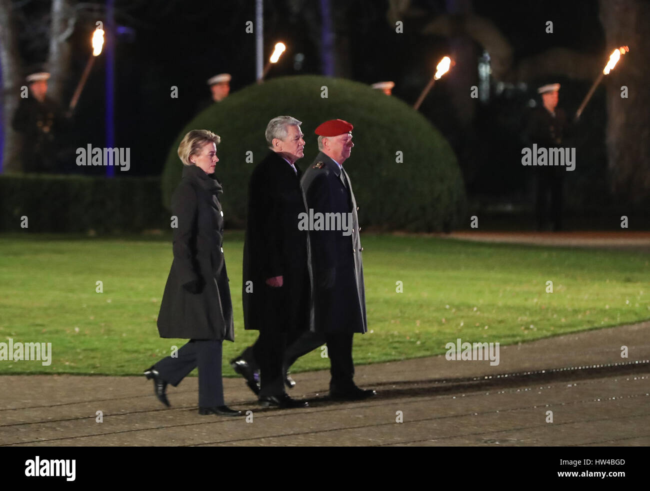 Berlin, Allemagne. Mar 17, 2017. Le Président allemand Joachim Gauck sortant (C) arrivent pour la grande cérémonie de tatouage pour lui à la résidence présidentielle du château de Bellevue à Berlin, capitale de l'Allemagne, le 17 mars 2017. Joachim Gauck quitte ses fonctions après un mandat de cinq ans et sera remplacée par l'ancien ministre des Affaires étrangères, Frank-Walter Steinmeier. Credit : Shan Yuqi/Xinhua/Alamy Live News Banque D'Images