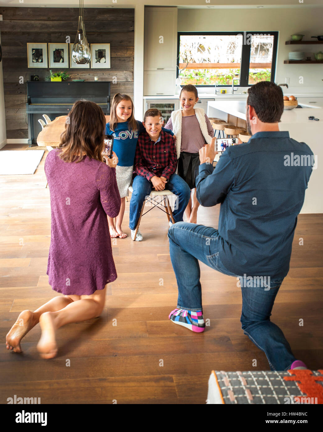 Photographies d'enfants de parents avec un téléphone cellulaire Banque D'Images