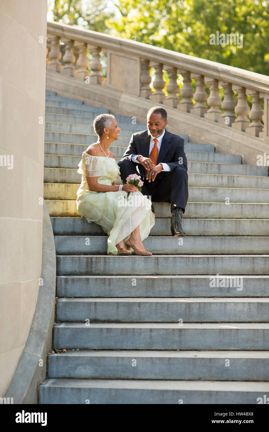 Black couple assis sur l'escalier de pierre Banque D'Images