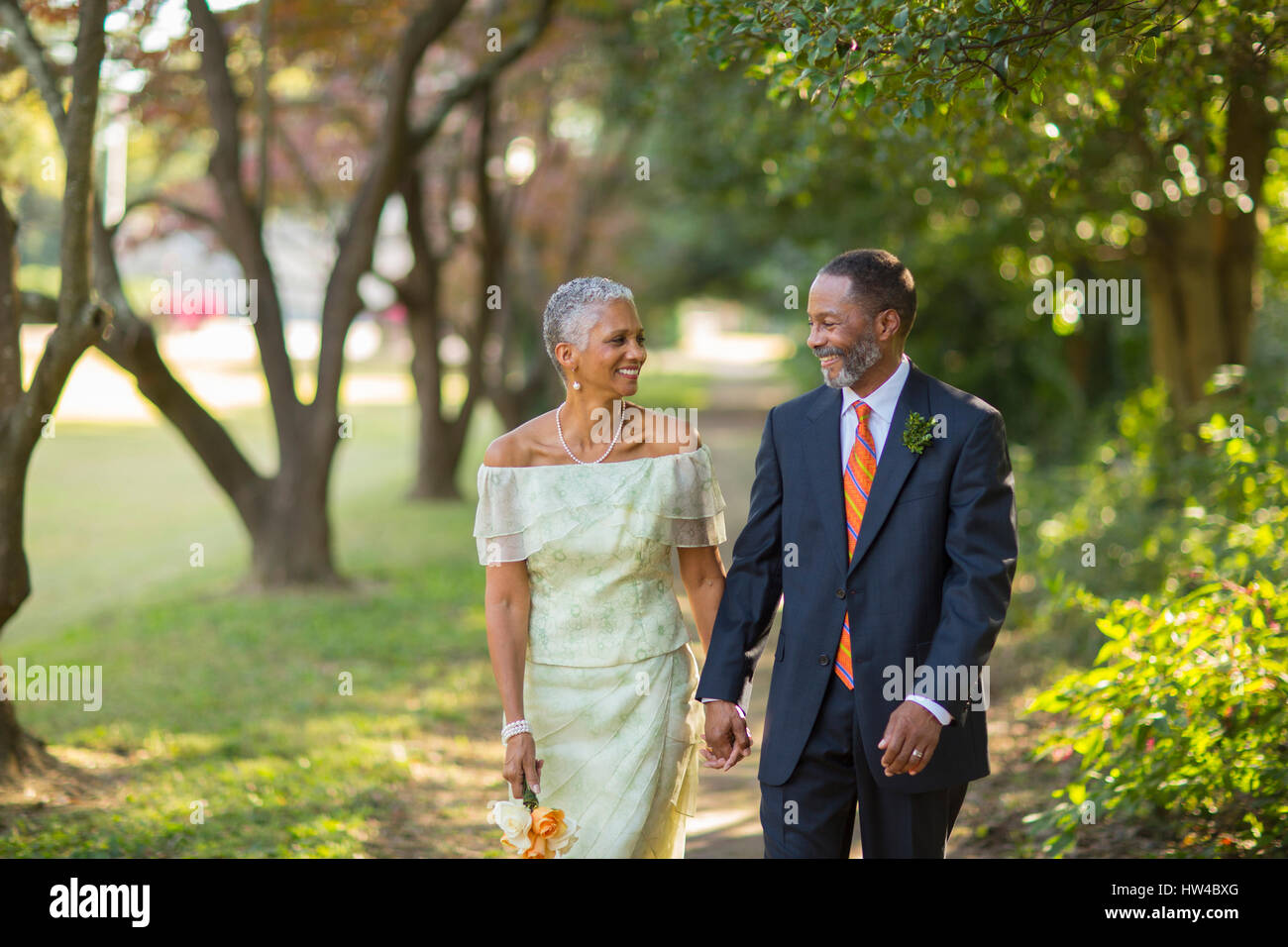 Black couple walking on path in park Banque D'Images