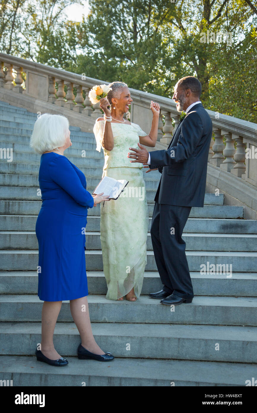 Cérémonie de mariage sur l'escalier de pierre Banque D'Images