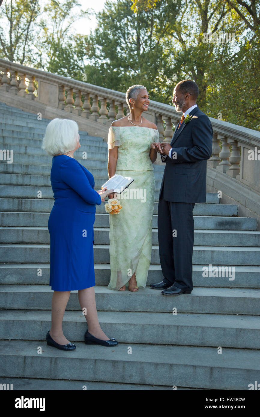 Cérémonie de mariage sur l'escalier de pierre Banque D'Images