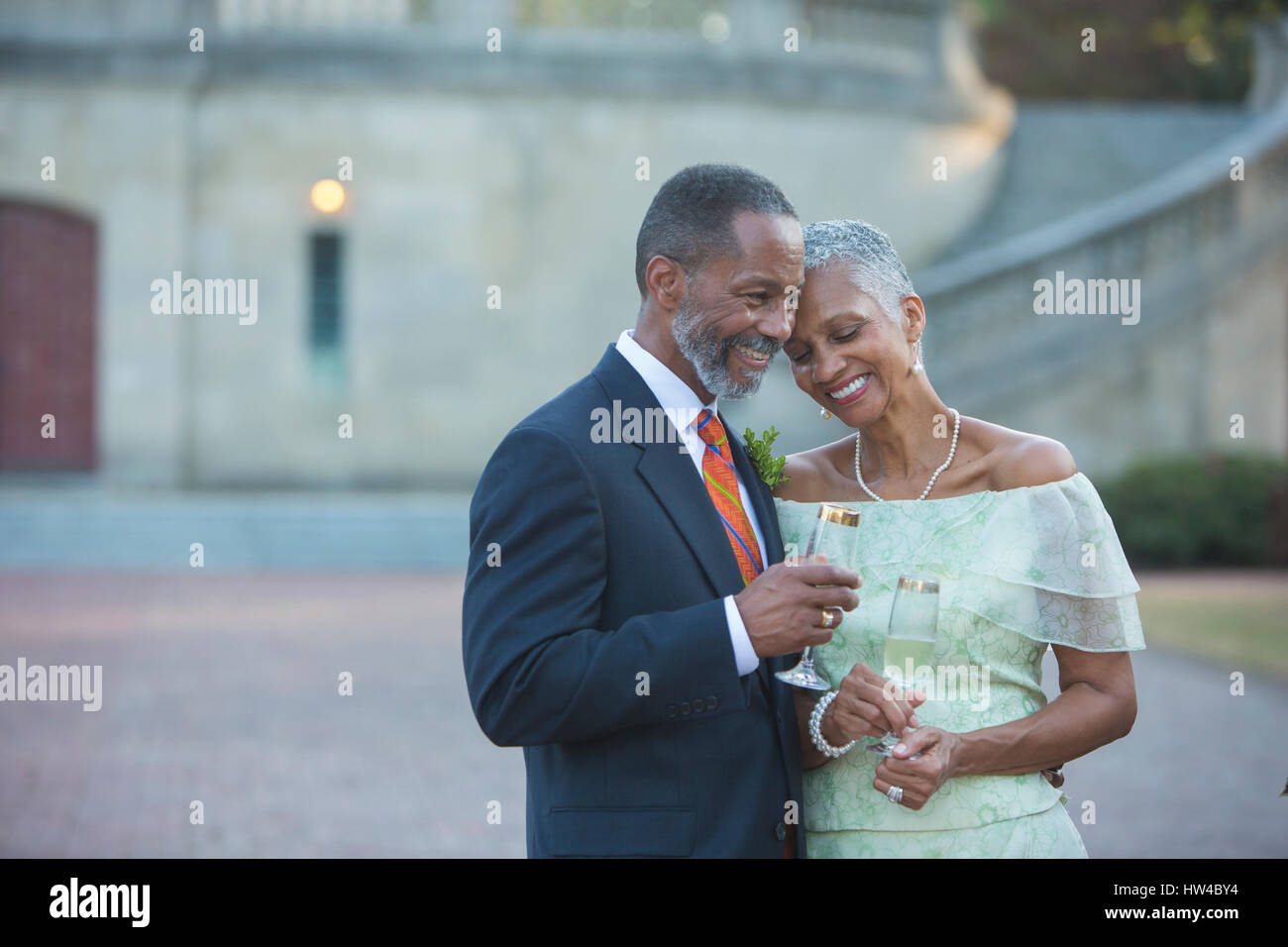 Black couple drinking champagne Banque D'Images