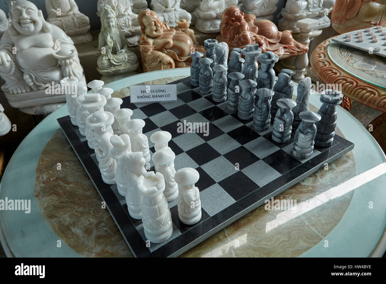 Le jeu d'échecs artisanal en marbre à l'atelier, en montagne, Da nang, Vietnam Banque D'Images