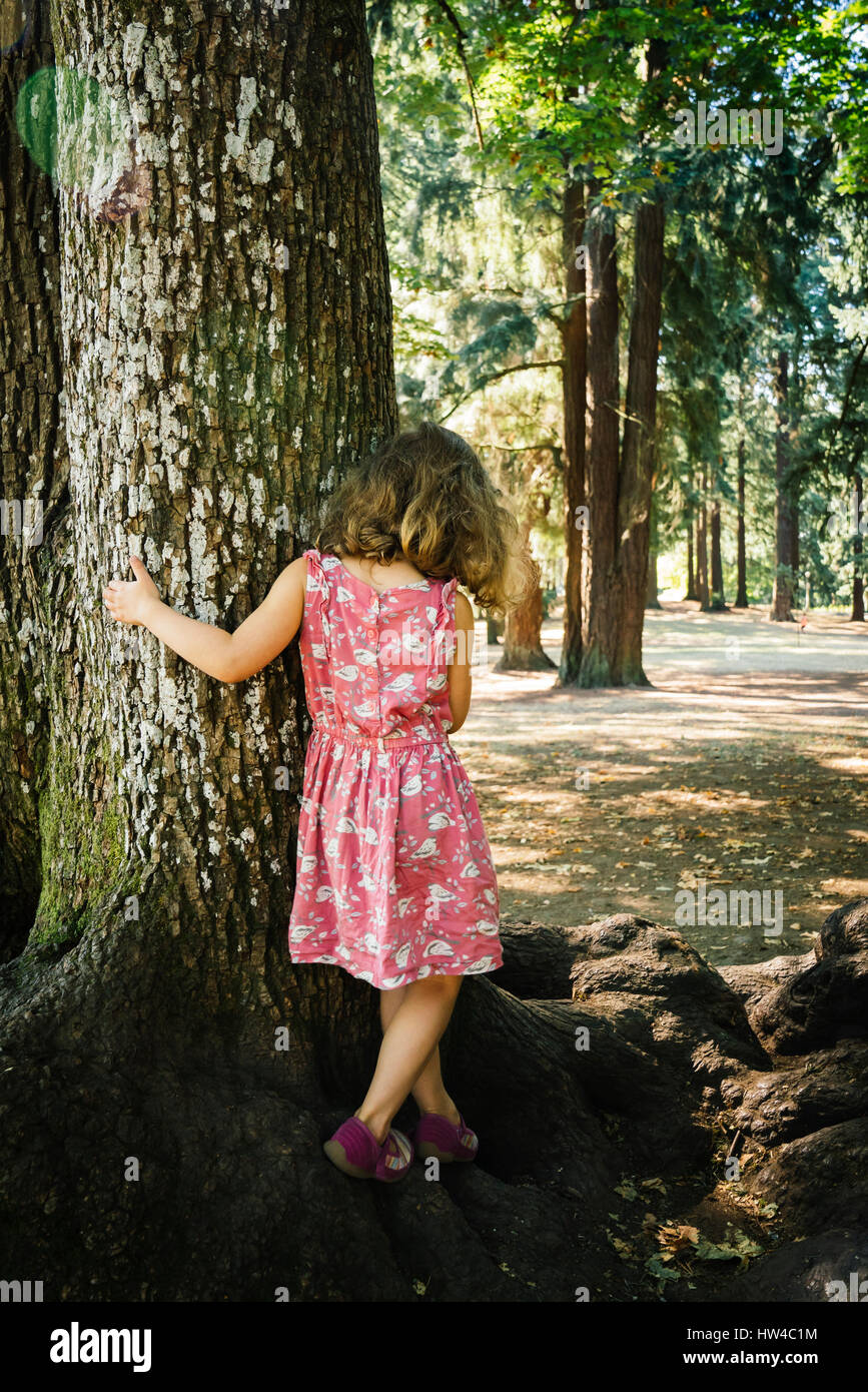 Caucasian girl walking sur les racines des arbres Banque D'Images