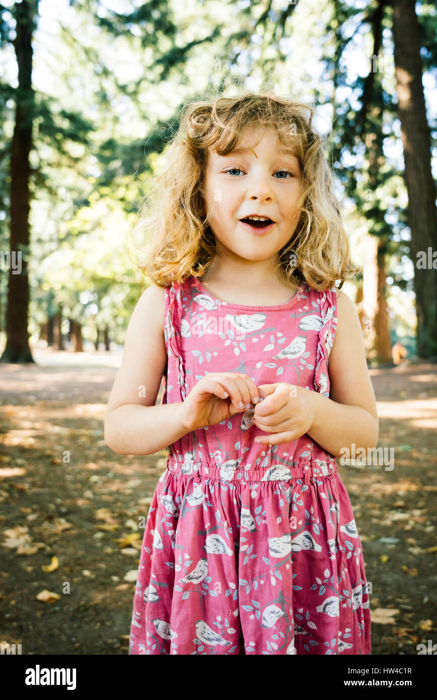 Portrait of smiling Caucasian girl près d'arbres Banque D'Images