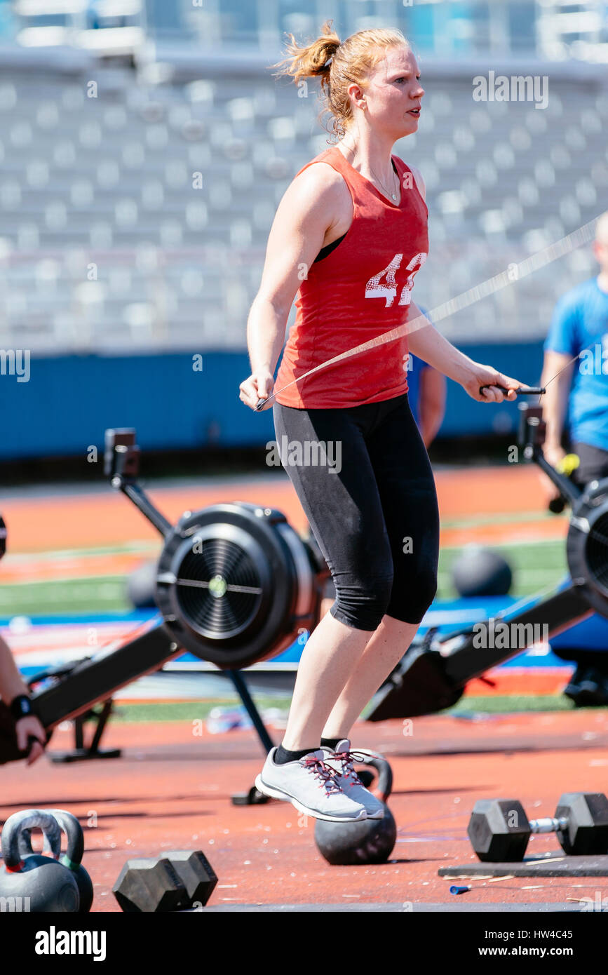 Caucasian woman jumping rope outdoors Banque D'Images