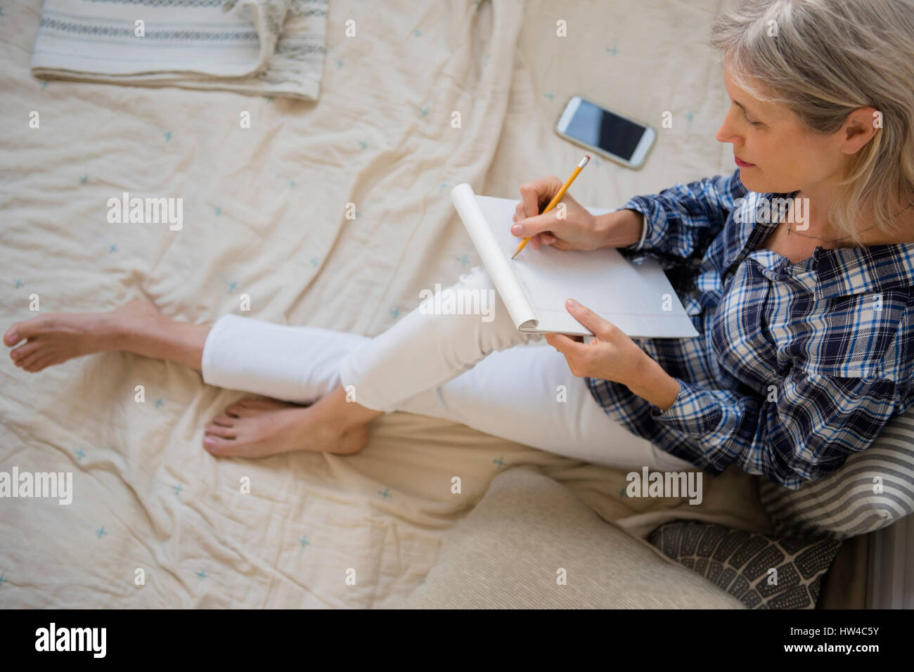 Caucasian woman writing on cell phone Banque D'Images