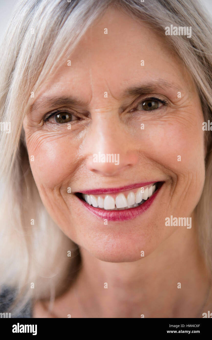 Portrait of smiling Caucasian woman Banque D'Images