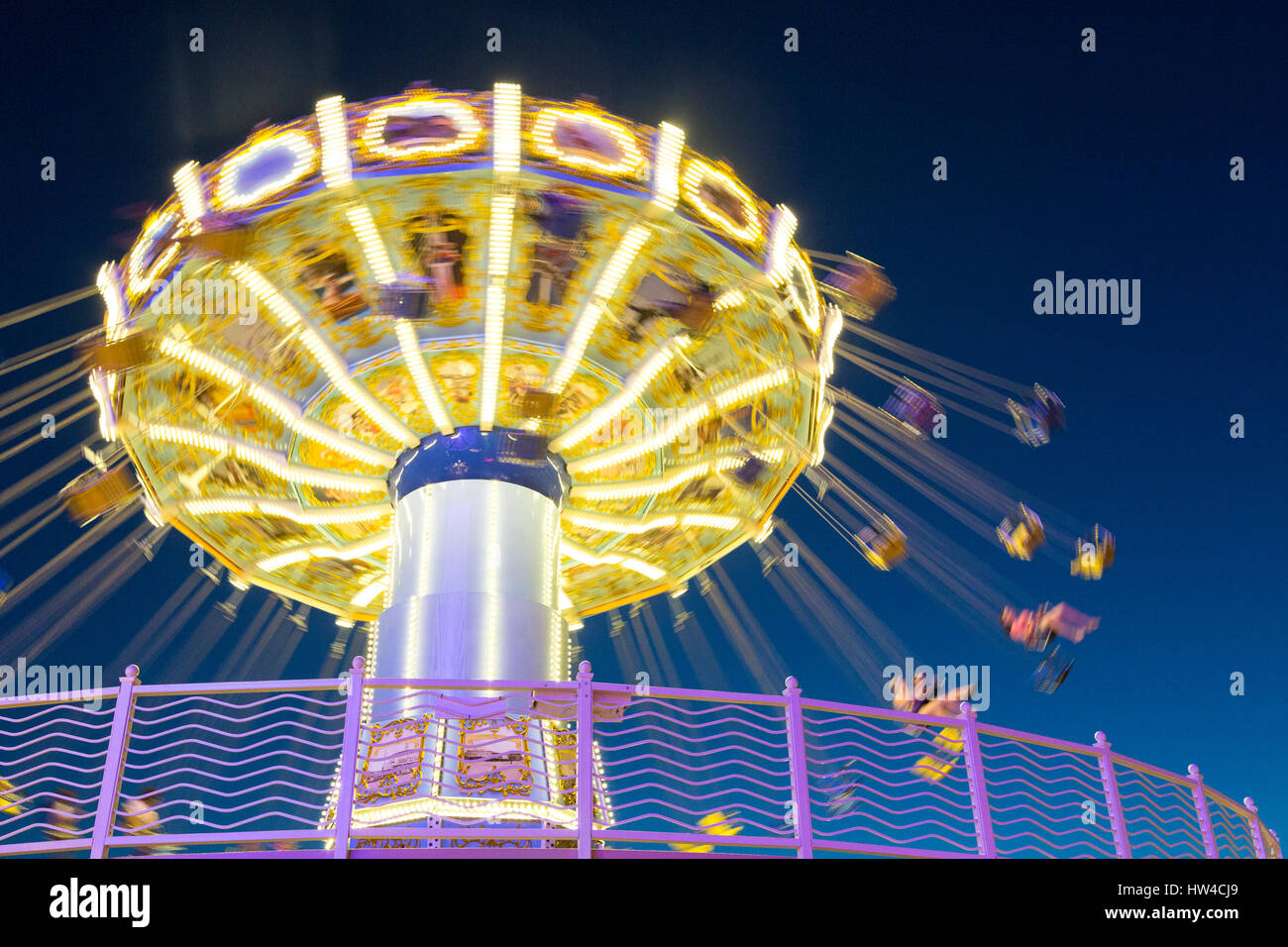 Filature amusement park ride illuminé la nuit Banque D'Images