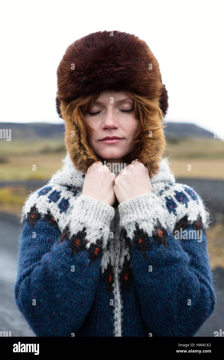 Caucasian woman wearing sweater et fur hat Banque D'Images