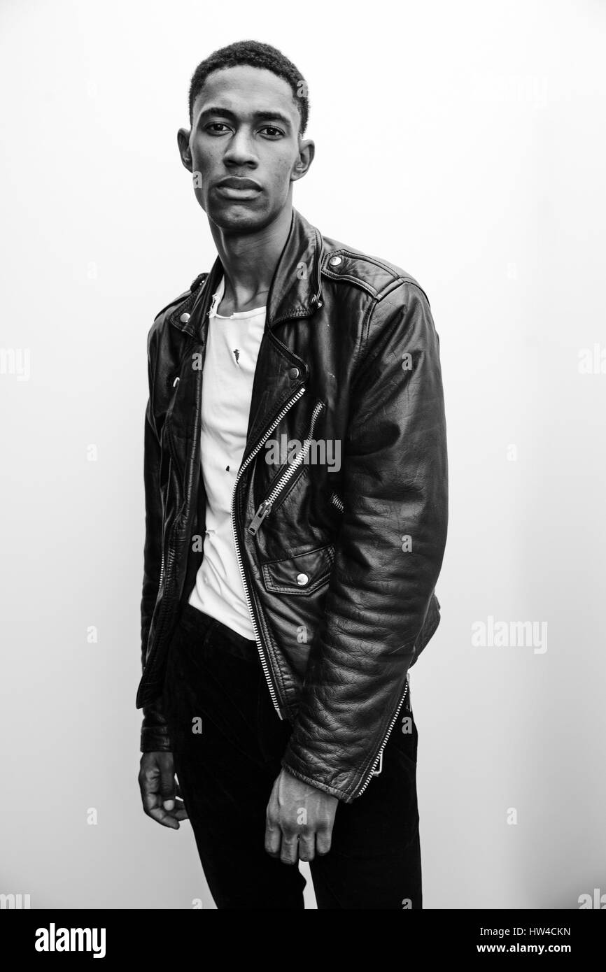 Portrait d'homme noir grave portant veste en cuir Banque D'Images