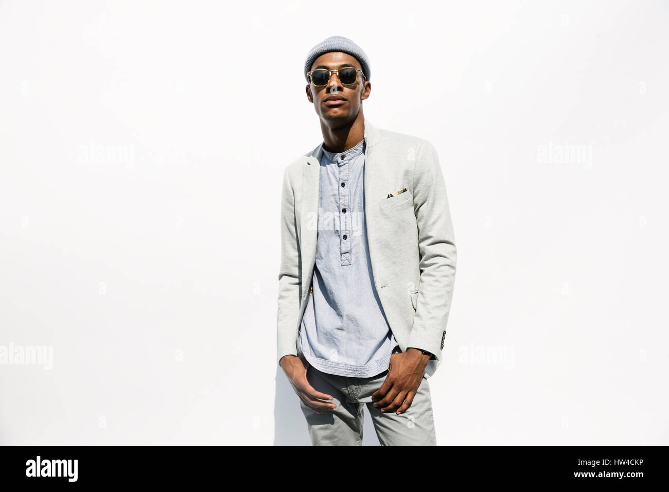 Portrait d'homme portant des lunettes noires graves Banque D'Images