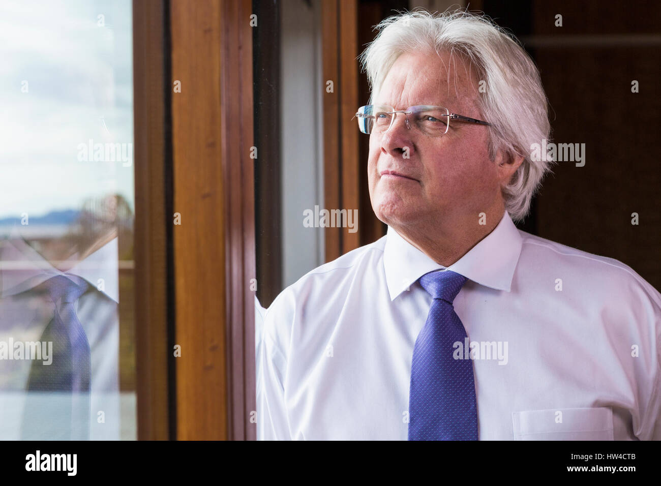 Pensive Caucasian businessman fenêtre proche Banque D'Images