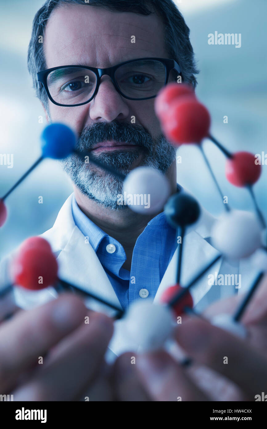 Hispanic scientist examining molécule modèle Banque D'Images