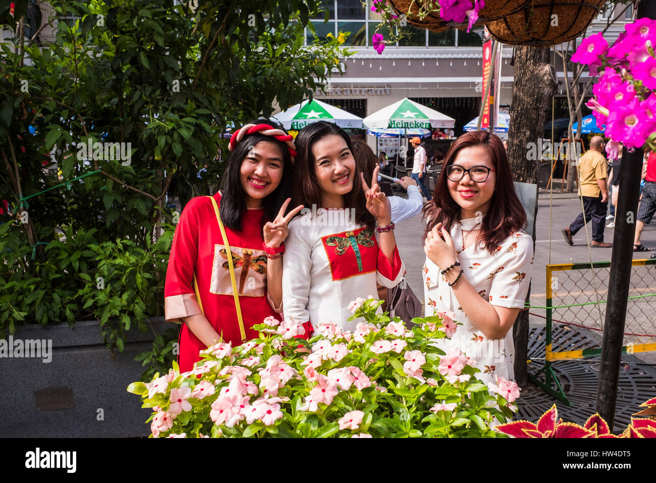 Les Vietnamiens profitant de la nouvelle année (TET) fête des fleurs sur Nguyen Hue Street, Ho Chi Minh City, Vietnam Banque D'Images