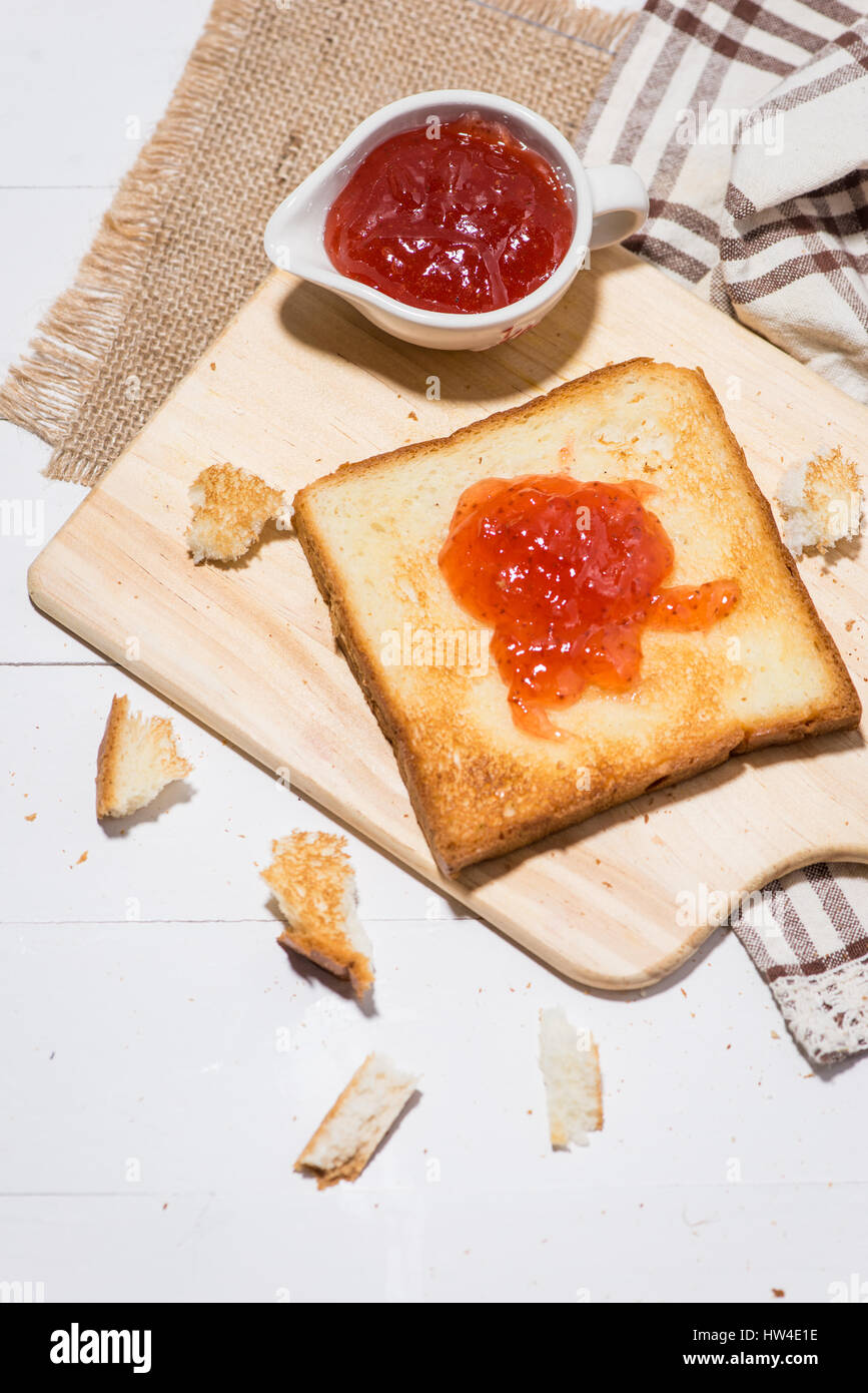 Toasts avec de la confiture de fraise dans une assiette sur la table. Banque D'Images