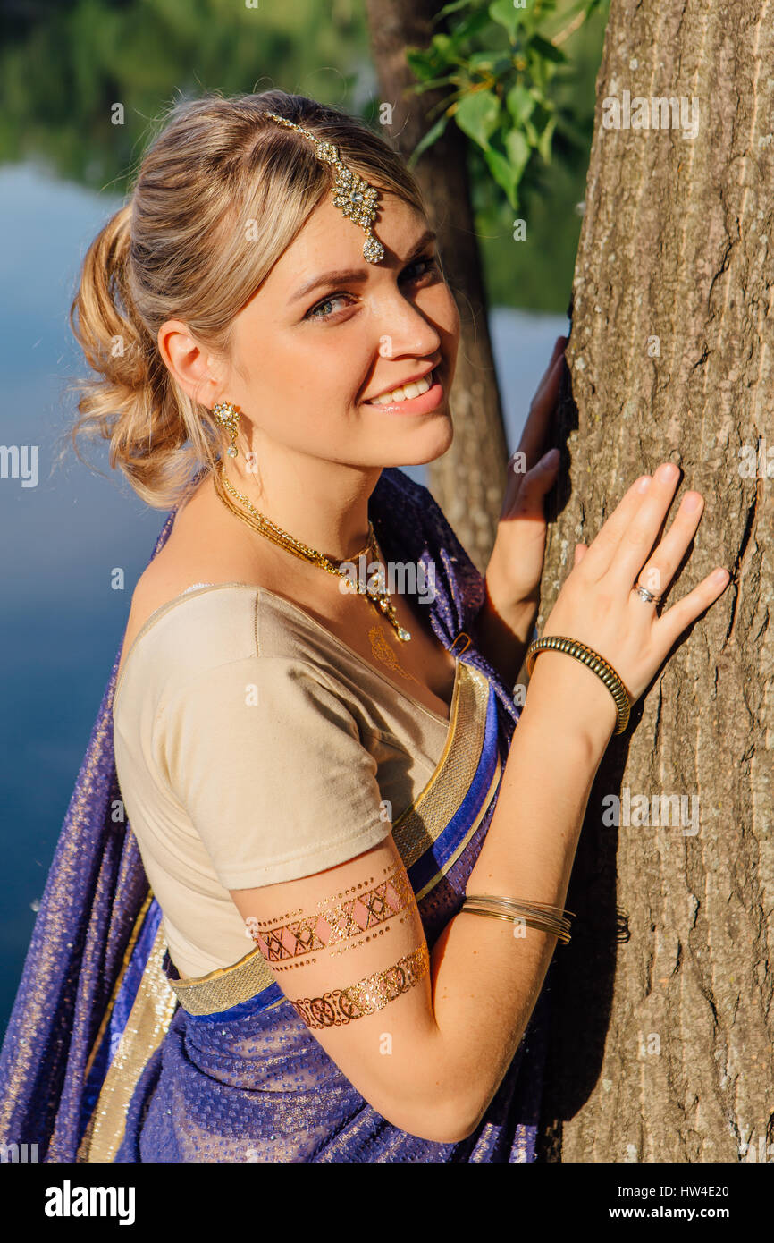 Belle femme en sari indien traditionnel près du lac Photo Stock - Alamy
