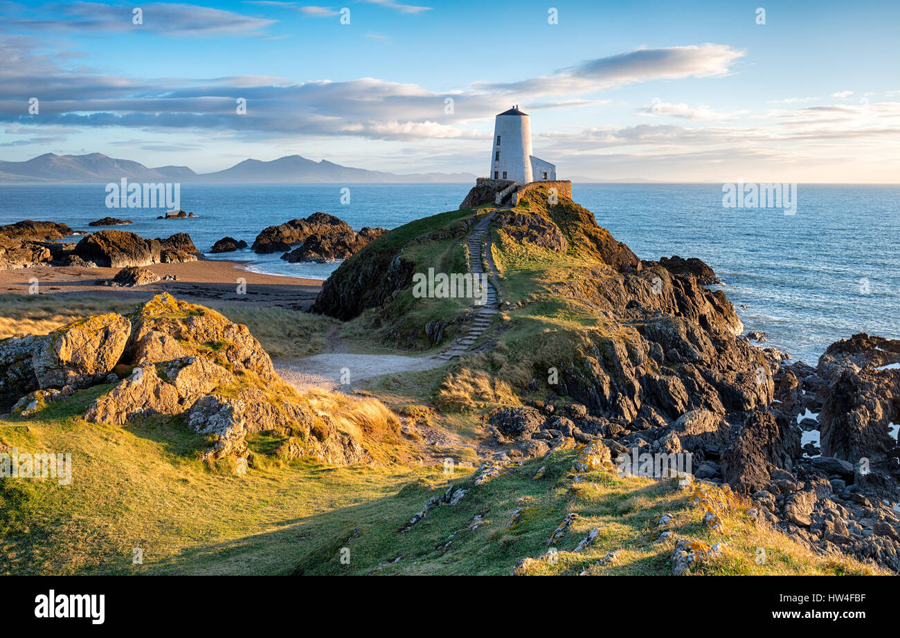 Le phare sur l'île Llanddwyn près de la côte sur Newborough Anglesey au Pays de Galles Banque D'Images