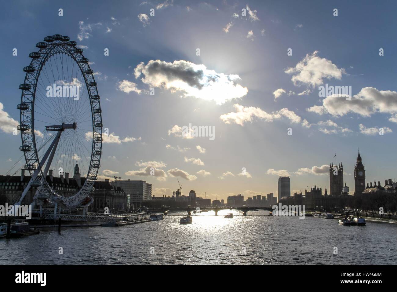 Royaume-uni : les toits de Londres avec le London Eye, le Palais de Westminster et Big Ben (de gauche à droite). Photo de 11. Janvier 2014. Dans le monde d'utilisation | Banque D'Images