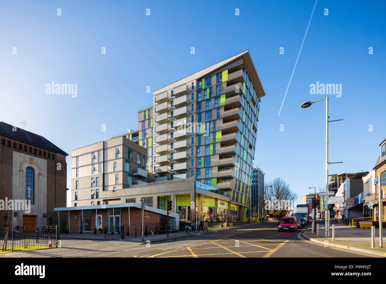 Vue extérieure de la Maison Elizabeth, Wembley, Londres, Royaume-Uni. Un quartier résidentiel de 13 étages a conduit le développement de l'espace de vente au détail au rez-de-chaussée et au premier étage. Banque D'Images