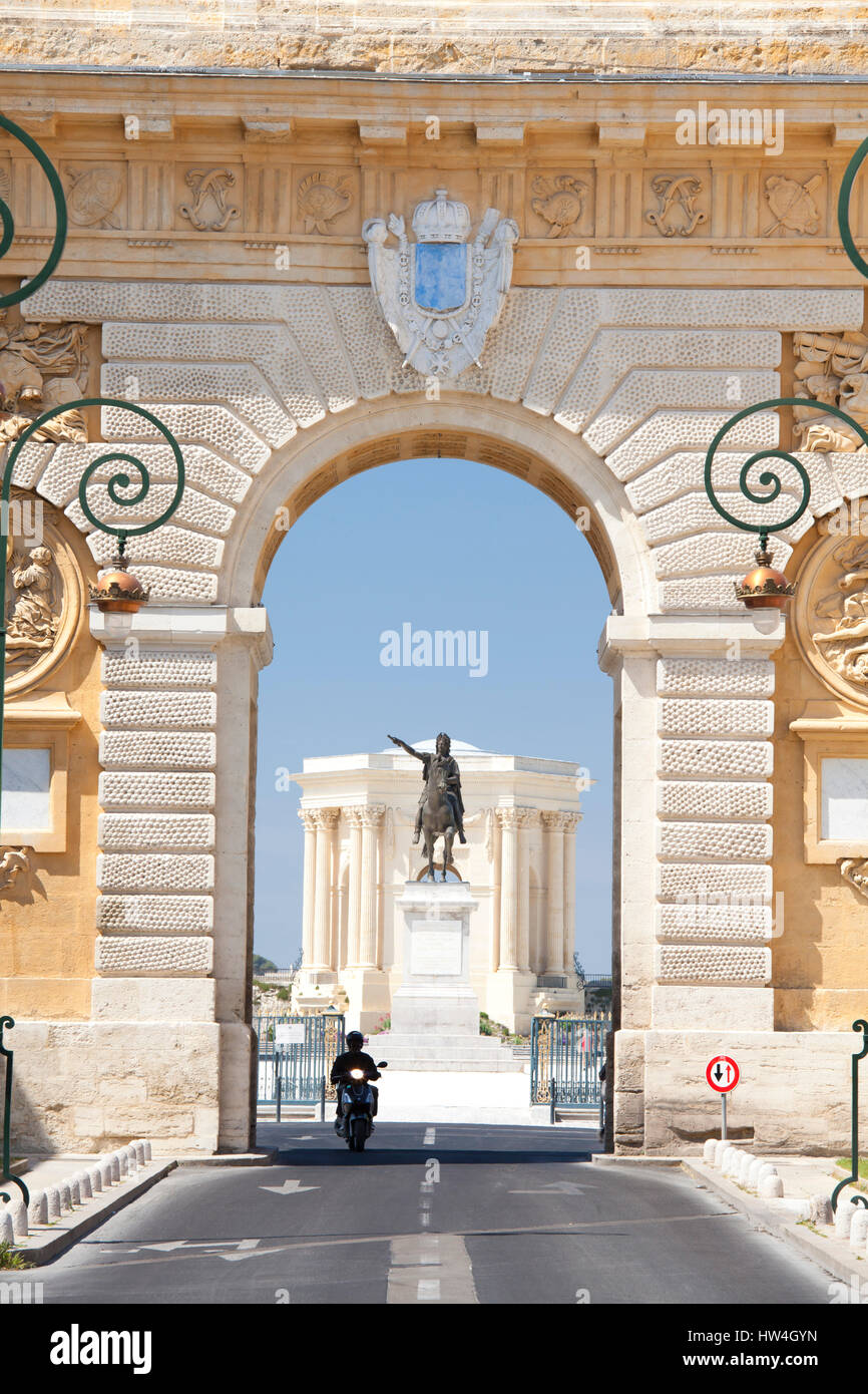 L'Arc de Triomphe et la statue de Louis XIV, Rue Foch, Montpellier, France en Languedoc-Roussilon. Banque D'Images