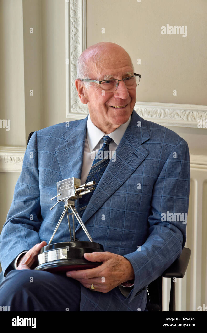 Sir Bobby Charlton maintenant la BBC Sports Personality of the Year Lifetime Achievement Award 2008 Banque D'Images