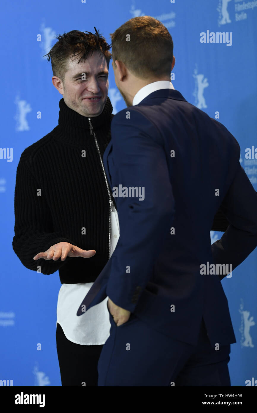 Robert Pattinson et Charlie Hunnam participant à la photocall pour "La cité perdue de Z' au cours de la 67e édition du Festival International du Film de Berlin au Grand Hyatt Hotel à Berlin, Allemagne. Avec : Robert Pattinson, Charlie Hunnam Où : Berlin, Allemagne Quand : 14 F Banque D'Images