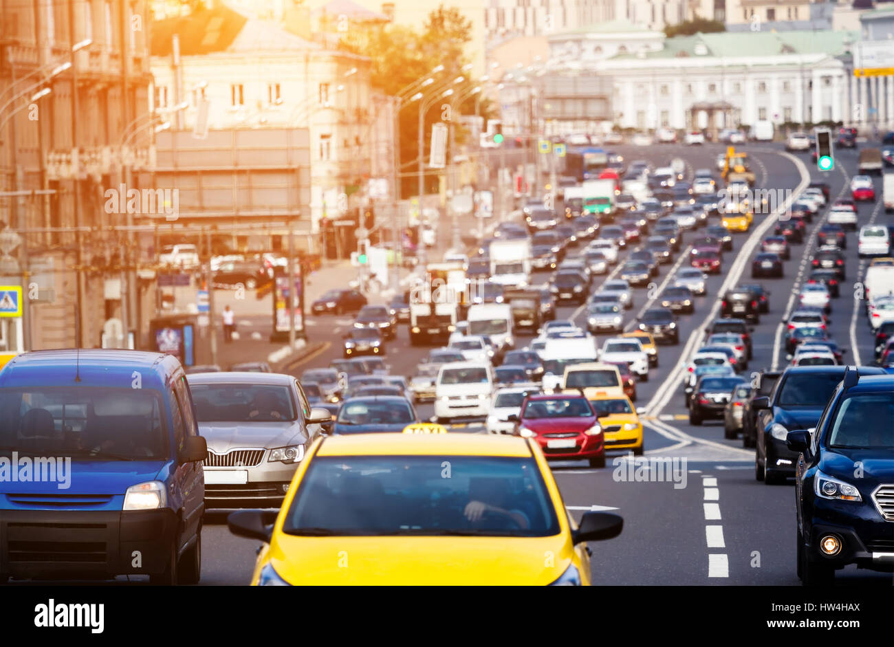 Un fort trafic sur l'Autoroute de ville avec voiture jaune sur la face avant Banque D'Images
