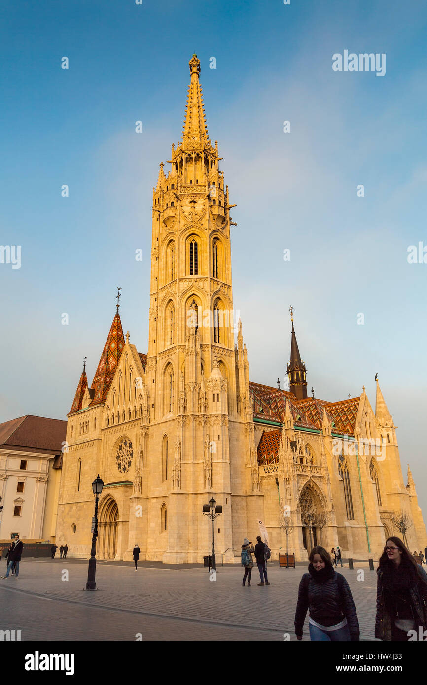 L'église Matthias l'église de couronnement du rois hongrois, avec son imposant clocher gothique. Du Bastion des pêcheurs. Château de Buda Hill. Budapest Banque D'Images