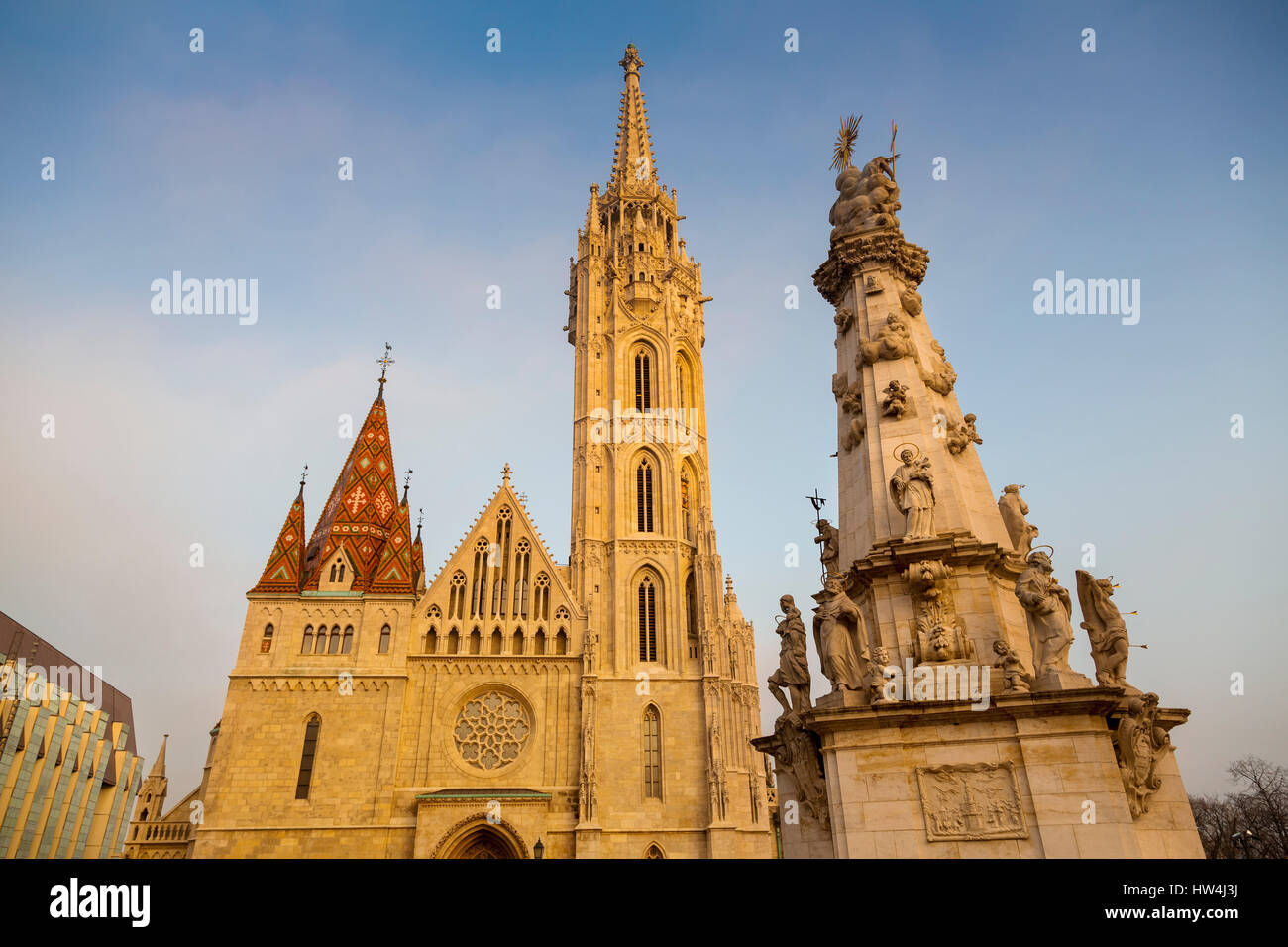 L'église Matthias l'église de couronnement du rois hongrois, avec son imposant clocher gothique. Du Bastion des pêcheurs. Château de Buda Hill. Budapest Banque D'Images