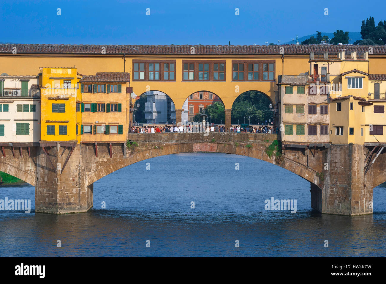 Ponte Vecchio Florence, vue sur les touristes rassemblés sur le Ponte Vecchio - le pont Renaissance qui enjambe l'Arno, Florence Italie Banque D'Images