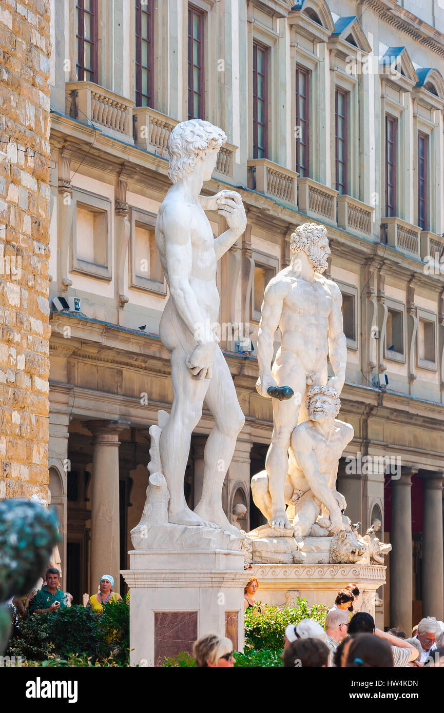 Florence Palazzo Vecchio, vue sur les statues de David et Hercules devant le Palazzo Vecchio dans le centre de Florence, Italie Banque D'Images