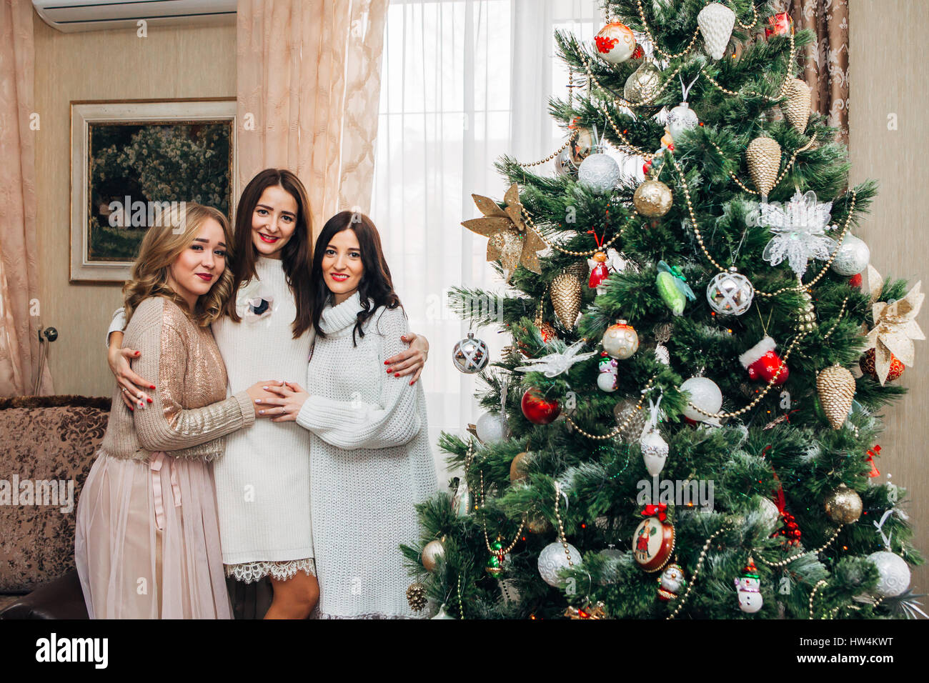 Trois sœurs décorer l'arbre de Noël Banque D'Images