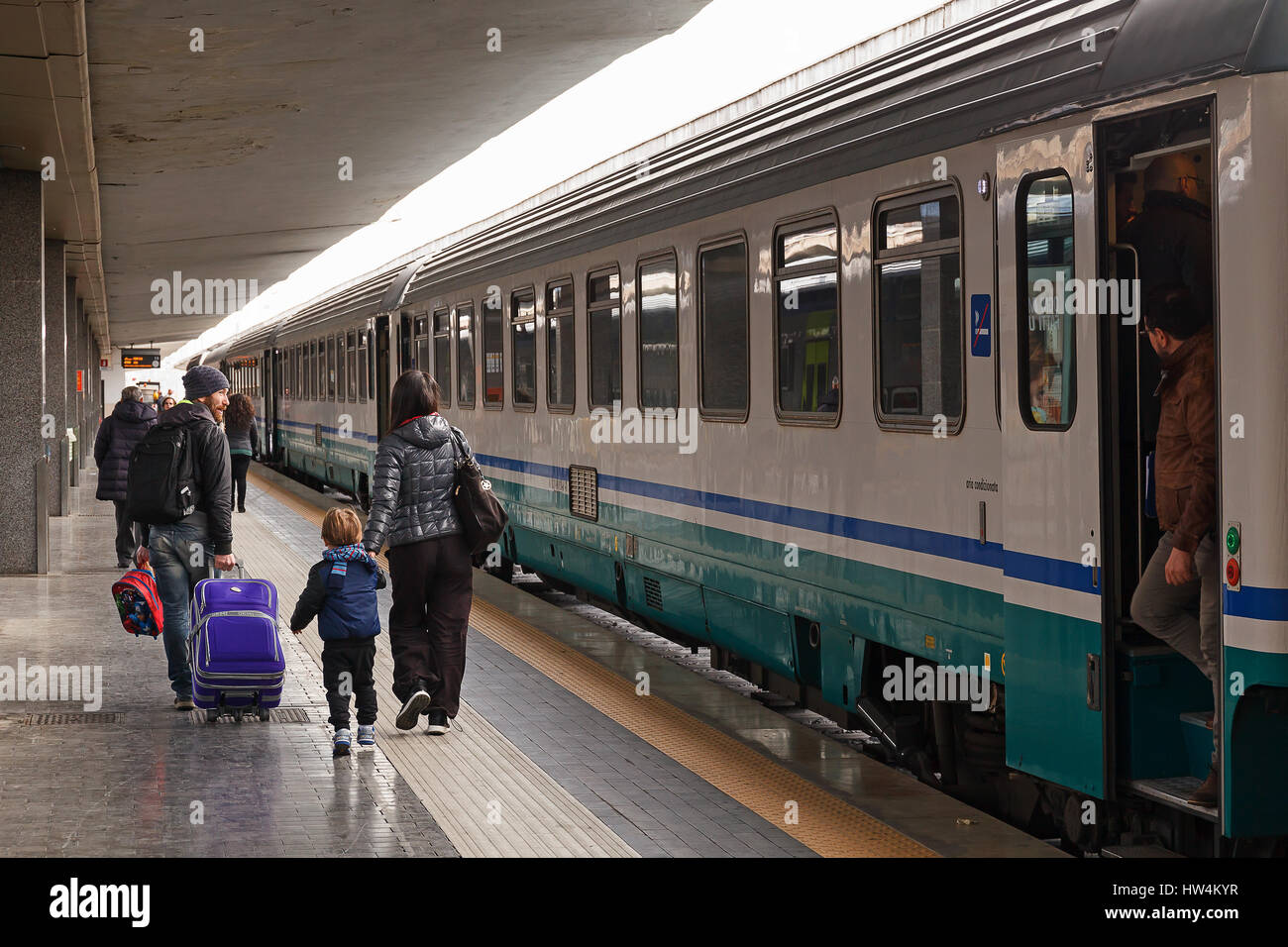 Naples, Italie - 13 mars 2017 : dans la gare centrale de Naples dans une famille de la mère, le père et petit fils, marche avec l'assurance de la piste où Banque D'Images