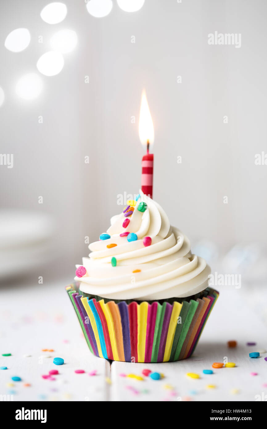 Birthday cupcake avec une seule bougie rouge Photo Stock - Alamy